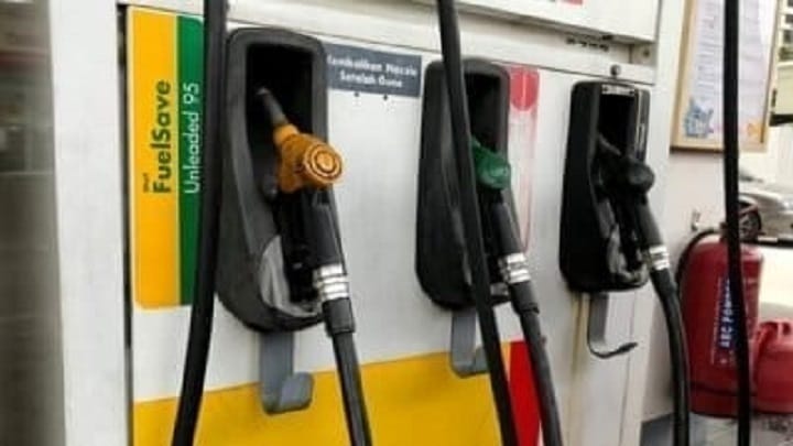 Harga runcit RON97, RON95 tanpa subsidi dan diesel turun 2 sen