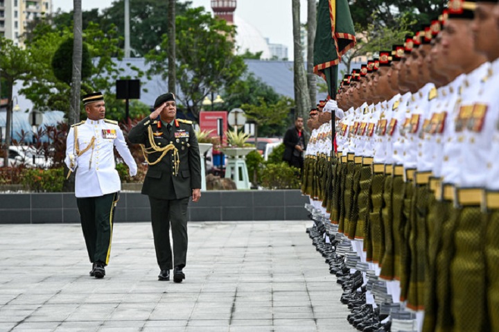 Agong zahir nasihat tegas kepada Panglima Tentera Darat baharu Agong zahir nasihat tegas kepada Panglima Tentera Darat baharu