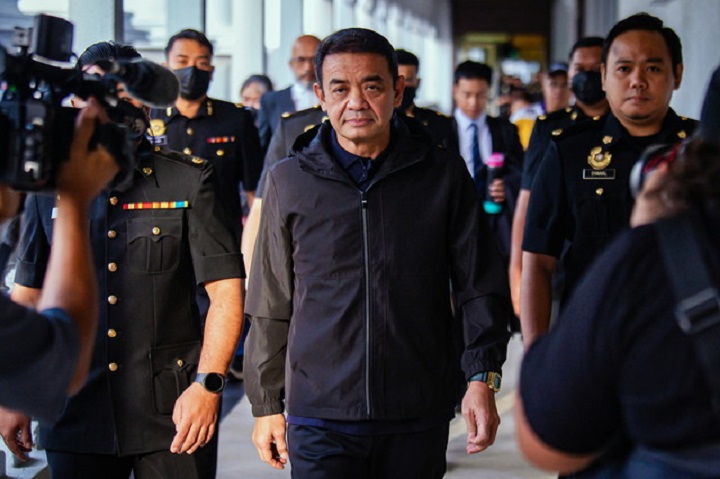 Bekas Panglima Tentera Darat didakwa terima lebih RM2.12 juta hasil aktiviti haram
