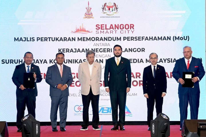Sultan Selangor dan Raja Muda Selangor berkenan saksikan pemeteraian MoU pembangunan bandar pintar Selangor