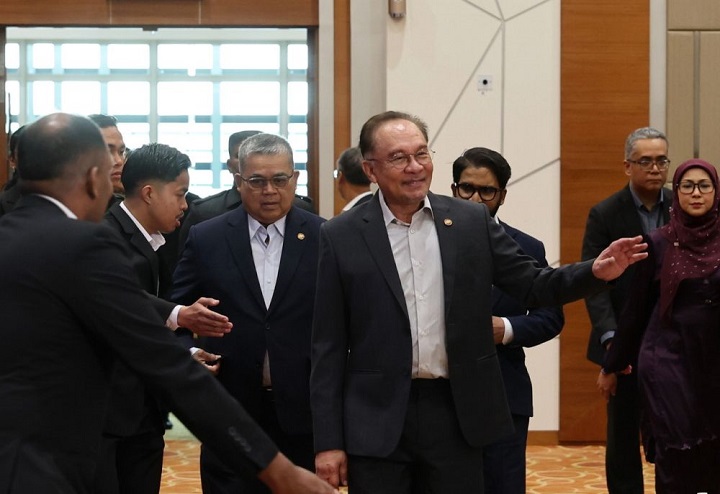 Aktiviti ternakan babi tidak wajar diteruskan di kawasan cetus kegelisahan penduduk – Anwar