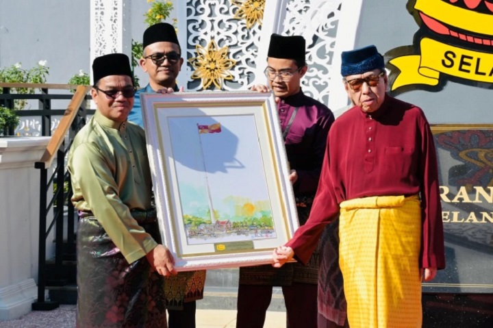 Sultan Sharafuddin berkenan saksi upacara kibar bendera di Dataran Selangor Sultan Sharafuddin berkenan saksi upacara kibar bendera di Dataran Selangor