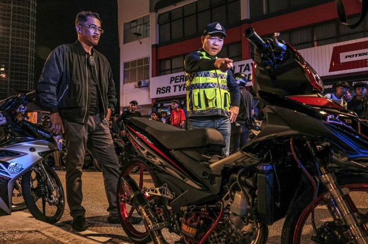 Polis seru ibu bapa pantau anak, ramai penunggang diperiksa remaja Polis seru ibu bapa pantau anak, ramai penunggang diperiksa remaja