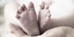 Bayi masih bertali pusat ditemukan dalam tong sampah