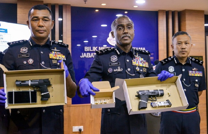 Kes tembakan Bangsar: Polis tahan dua lelaki, rampas pistol Kes tembakan Bangsar: Polis tahan dua lelaki, rampas pistol