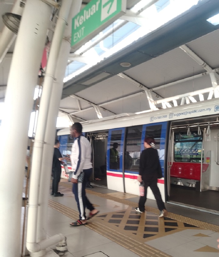 Lima cedera tren laluan Kelana Jaya berhenti secara serta-merta Lima cedera tren laluan Kelana Jaya berhenti secara serta-merta