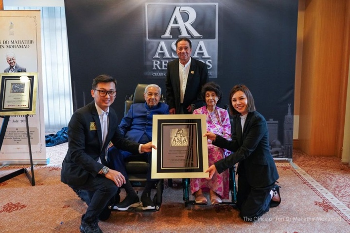 Dr Mahathir, Dr Siti Hasmah cipta tiga rekod bersejarah