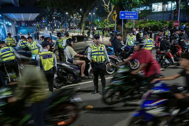 Dua remaja ditahan, motosikal guna nombor pendaftaran palsu Dua remaja ditahan, motosikal guna nombor pendaftaran palsu