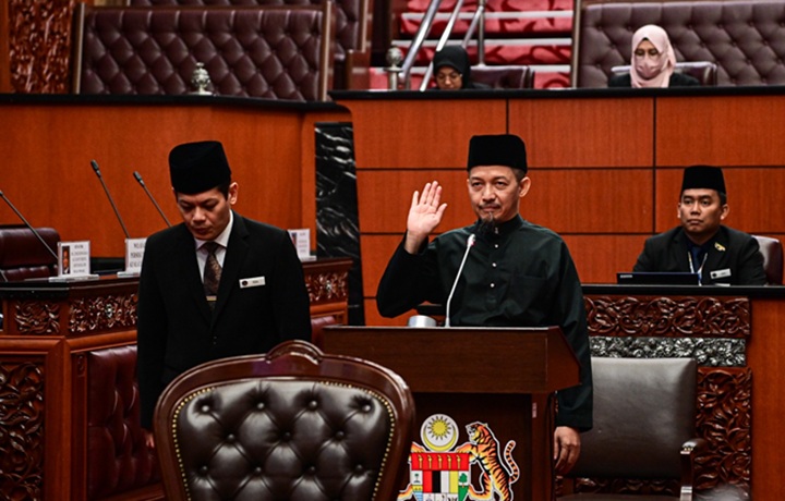 NIK MOHAMAD ABDUH ANGKAT SUMPAH SENATOR BAGI PENGGAL KEDUA