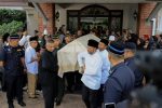 Jenazah Dr Siti Hasmah dibawa ke masjid untuk disolatkan
