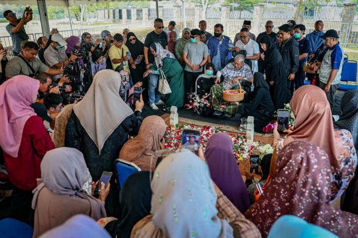 Tun Dr Mahathir ziarah pusara Tun Dr Siti Hasmah Tun Dr Mahathir ziarah pusara Tun Dr Siti Hasmah